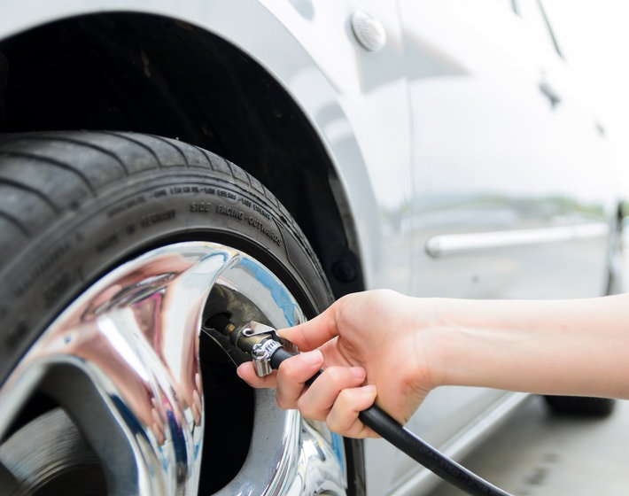 Pumping air shop into car tires