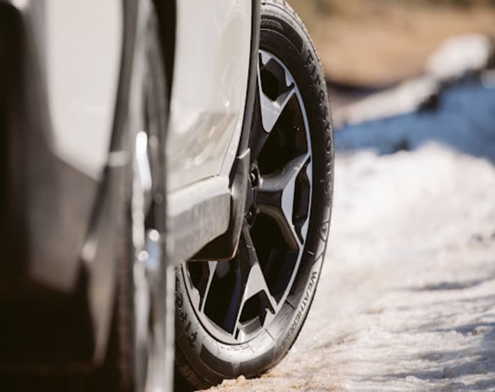 汽车轮胎停放在冰冷的路上